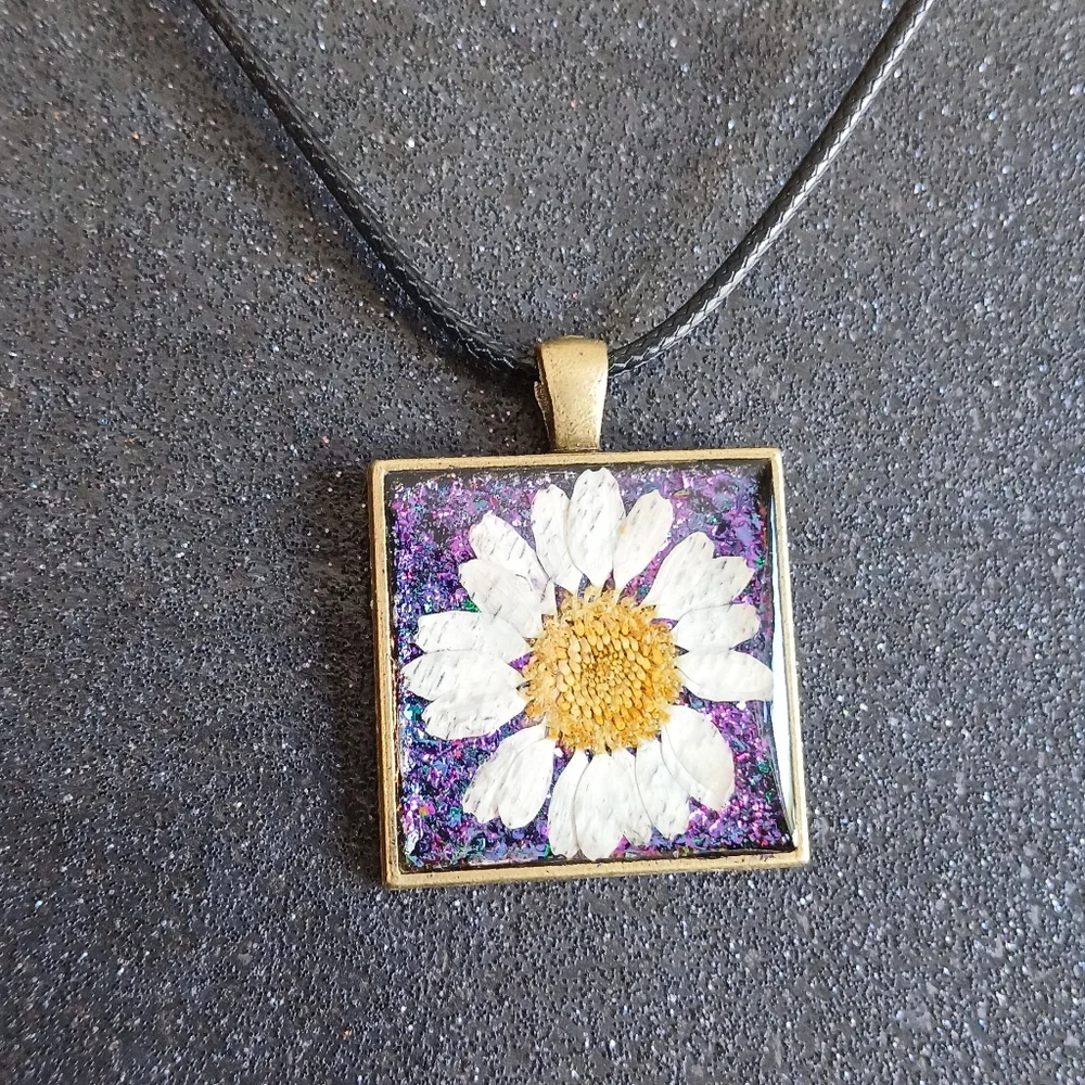 Rainbow color shift white daisy flower bronze pendant on black cord necklace new - Picture 2 of 8